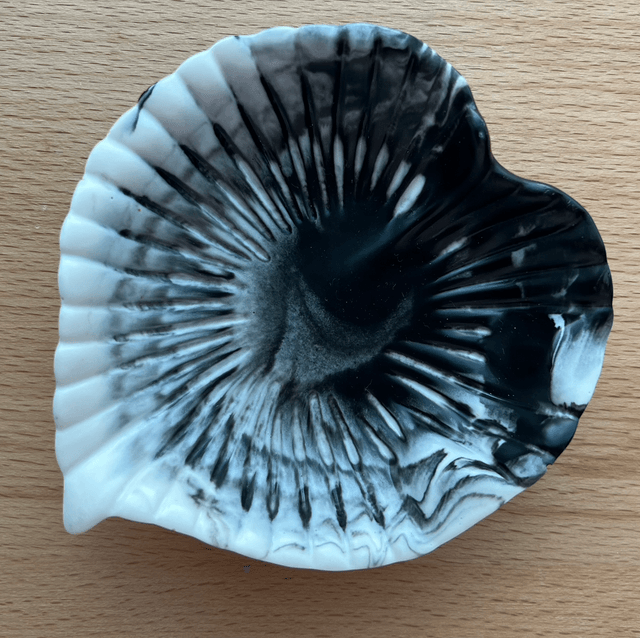 Black and white leaf dish
